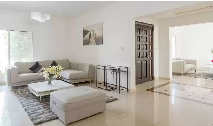 Residencial Listo Propiedad 4 habitaciones U / F Villa en Compound  alquiler en al-sad , Doha #13969 - 1  image 